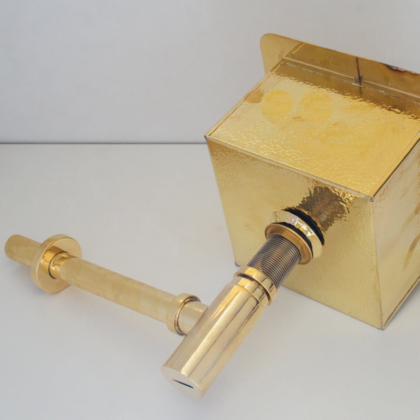 Round Solid Brass Bottle P-Trap & Push-Up Drain